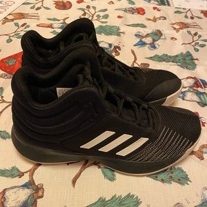 Adidas Big Kids size 7 basketball shoes